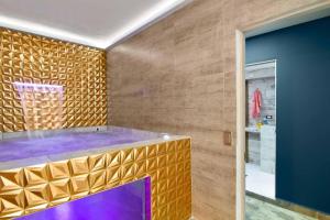 Provenza! Golden Jacuzzi - 5BR only 1 Block from lleras