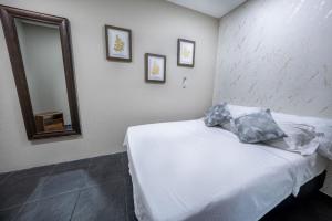 6 bedroom and Jacuzzi 1 block from LLeras P6