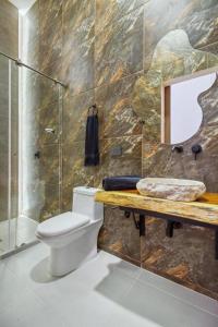 Massive Jacuzzi - 6 Bedroom with Private Bathroom - 1 block from LLeras P11