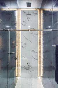 Massive Jacuzzi - 6 Bedroom with Private Bathroom - 1 block from LLeras P11