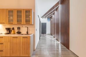 6 bedroom with Jacuzzi 1 block from LLeras P10