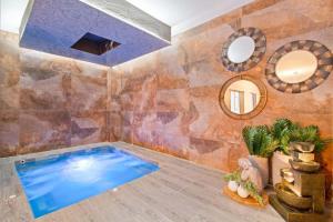 6 bedroom with Jacuzzi 1 block from LLeras P10