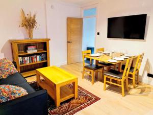 Centre of Edinburghs Historic Old Town - Blair Street - Sleeps 4
