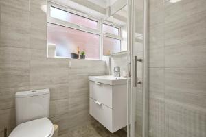 Private 2Bed-Parking & Garden-By FabAccommodation