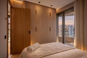 Luxury 1 Bedroom Apartment with CFC View and Private Parking