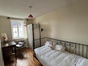 Maison en pierres rénovée avec patio à Ferrières-sur-Sichon - FR-1-489-191