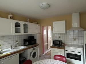 Maison en pierres rénovée avec patio à Ferrières-sur-Sichon - FR-1-489-191