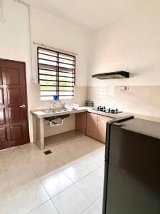 Rumah Tok Jah Kotasas - near UIA, KMC, Bukit Goh, KPM Indera Mahkota, ECM, Menara 188, 4bilik 3ac 1kipas, Ruang Tamu kipas
