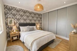 Beautiful 3 bed house - opposite park