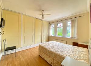 Beautiful 3 bed house - opposite park