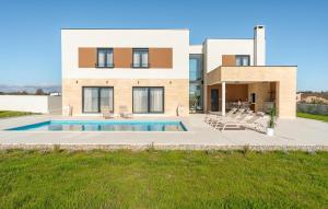 Awesome Home In Policnik