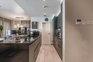 HAVN - Top floor 2 bedroom with Sea and Pool View