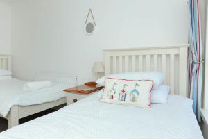 2 Bed beach front apartment with spectacular views overlooking Viking Bay