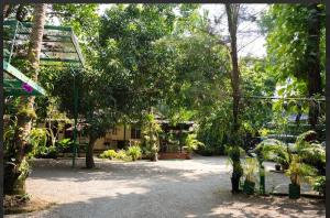 Palm Grove Service Villa