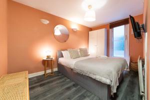 Elegant and Spacious Three-Bedroom Apartment in Central London