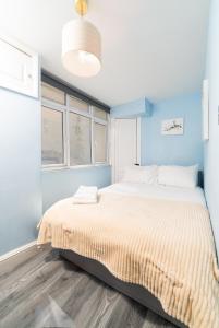 Elegant and Spacious Three-Bedroom Apartment in Central London