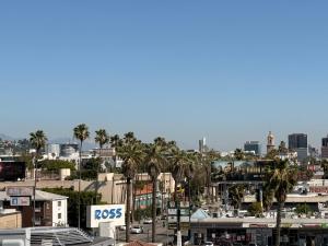 Modern 1Bed 2Bath Apt in Hollywood with Rooftop Views