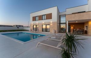 Awesome Home In Policnik