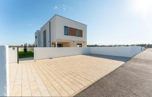 Awesome Home In Policnik