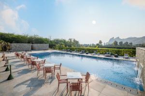 Avisa Hotel & Resort Abu Road - Luxury Pool & Mountain View