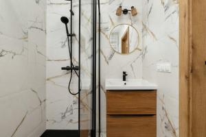 Cozy & Bright Apartment with Parking and Garden by Noclegi Renters