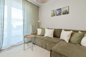 Cozy & Bright Apartment with Parking and Garden by Noclegi Renters