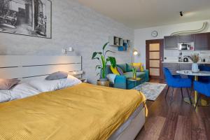 High-Sky O2 arena Apartment with garage parking and AC