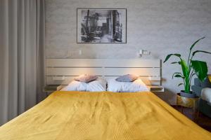 High-Sky O2 arena Apartment with garage parking and AC