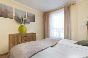 Przytulny Apartament z Balkonem i Parkingiem by Noclegi Renters