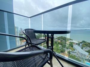 Stunning Sea View Condo -Next To Beach