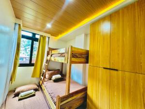 Baguio House 3 Floors 4 BR Free Parking