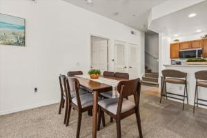 4 Bedrooms 3 Bathrooms Venetian Bay 4014-101Sm