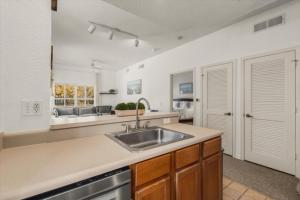 4 Bedrooms 3 Bathrooms Venetian Bay 4014-101Sm