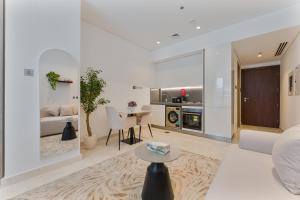 Bright & Cozy Studio at the Sterling East Business Bay