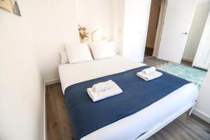 Contemporary chic Sun-Drenched Oasis with Balcony