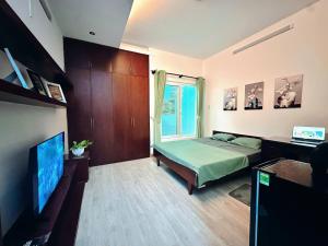 Gems House 3- BigWindows & An AiryRooftop Retreat