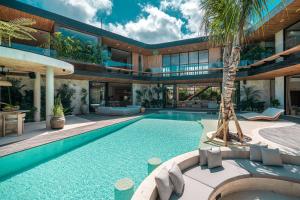 Casa Alyce - Masterpiece 5BR Tropical Dream Villa in Umalas