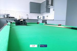 Cosy 2 Bedroom Apartment With Parking, Games, Free WiFi By Hush Haven Homes Short Lets and Serviced Accommodation