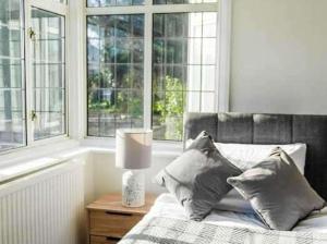 House - Sleeps 5 - Train Station 15 mins walk