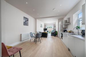 Exquisite 4Bedroom House 4 Contractors & Large Families with Private Garden, Fully Equipped Kitchen and Close Proximity to Train & Bus Stations