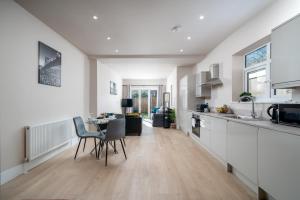Exquisite 4Bedroom House 4 Contractors & Large Families with Private Garden, Fully Equipped Kitchen and Close Proximity to Train & Bus Stations