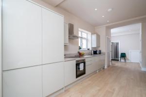 Exquisite 4Bedroom House 4 Contractors & Large Families with Private Garden, Fully Equipped Kitchen and Close Proximity to Train & Bus Stations