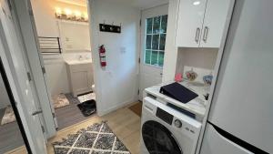 2BR Garden Suite- Private Yard & EV Charger near Grouse Mountain & Trails
