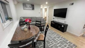2BR Garden Suite- Private Yard & EV Charger near Grouse Mountain & Trails