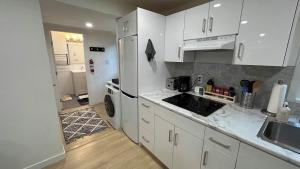 2BR Garden Suite- Private Yard & EV Charger near Grouse Mountain & Trails