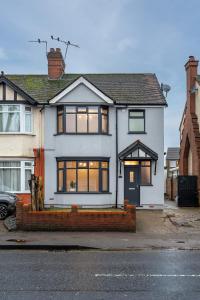 Spacious 4BR I Driveway Parking I Contractor House