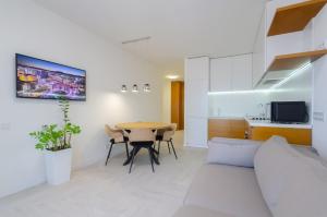 17-86 Kvartet, Vasyl Lypkivskyi 16a, Kyiv, railway station, metro nearby, panoramic city view, Petrovdom Apartment