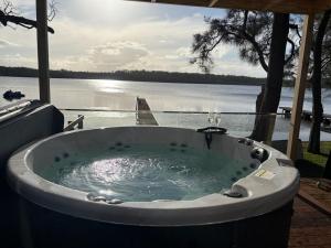 Jerrinja - Absolute waterfront with jetty - 5 mins to Hyams Beach