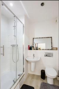 Atom, 4Bed 3Bath,1 Living Room Large House in East London, Sleeps 15, Garden, WIFI, Free Parking, For Families, Contractors, Groups, Corporates