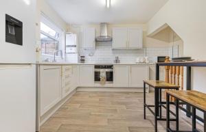 Cosy Home with Cinema room, Parking & Netflix